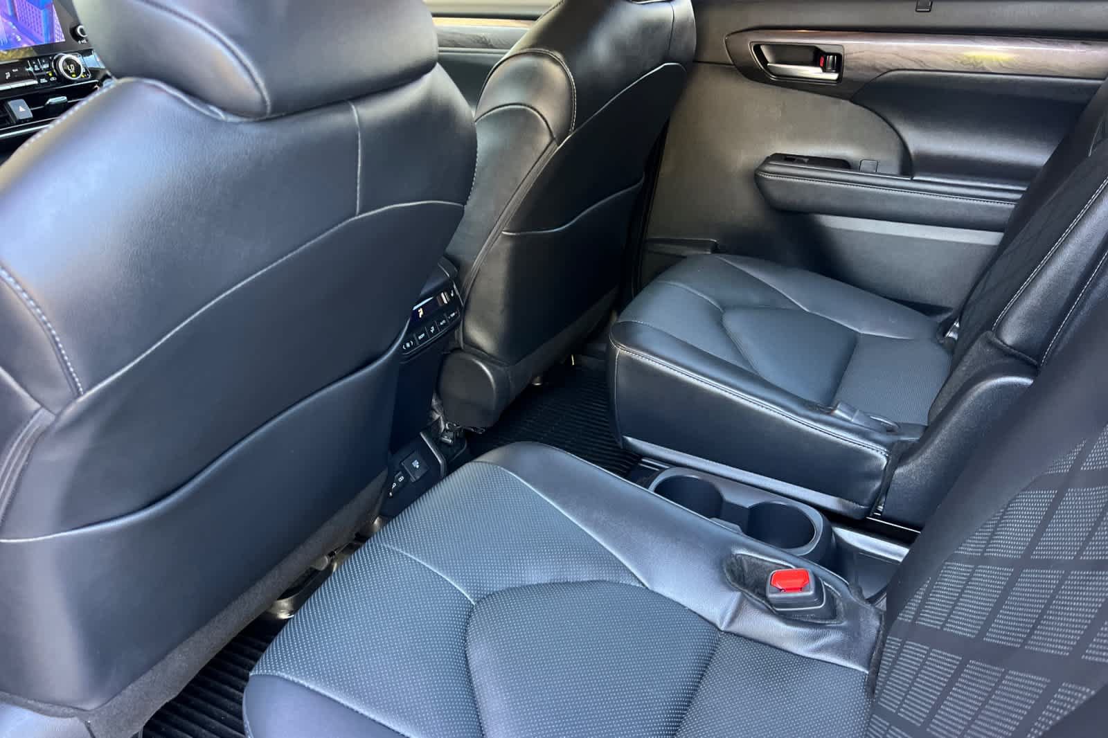 Used 2025 Toyota Highlander Platinum AWD/4WD image 4