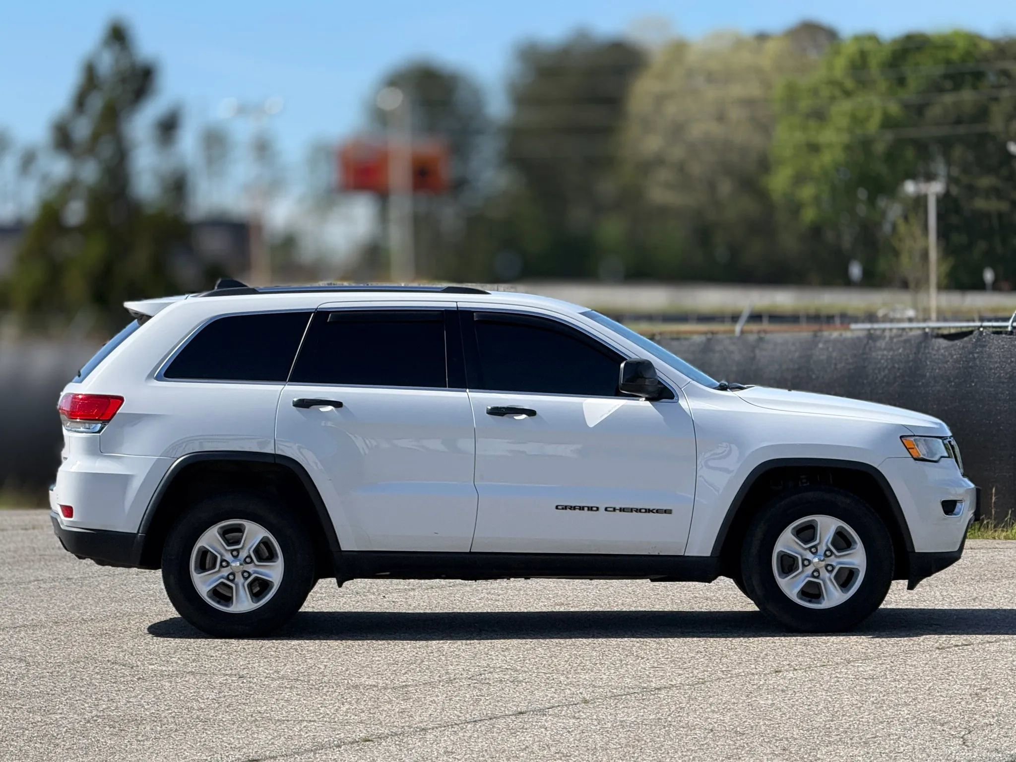Used 2017 Jeep Grand Cherokee Laredo w/ Quick Order Package 23E AWD/4WD image 7