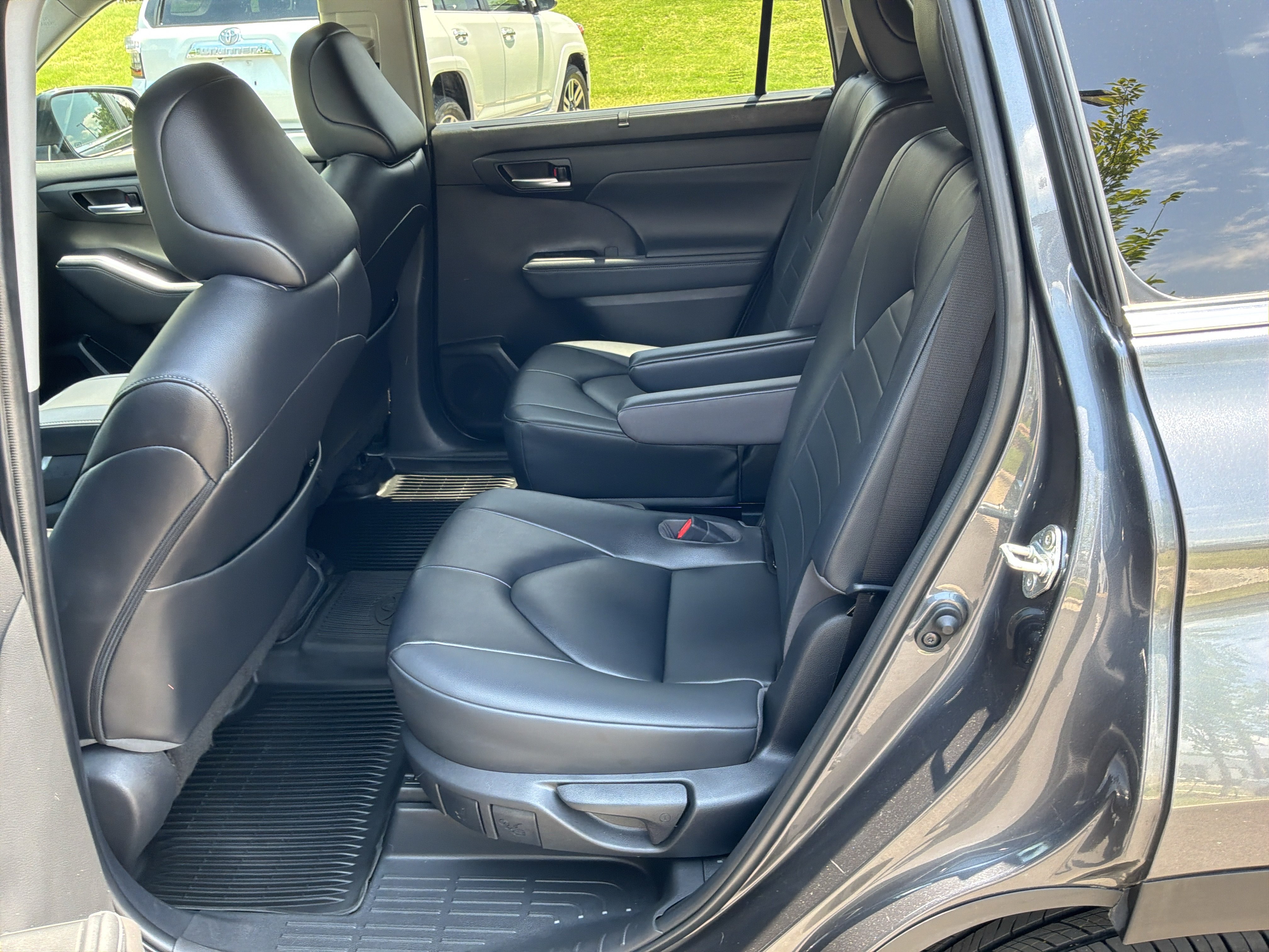 Used 2023 Toyota Highlander XLE FWD image 51