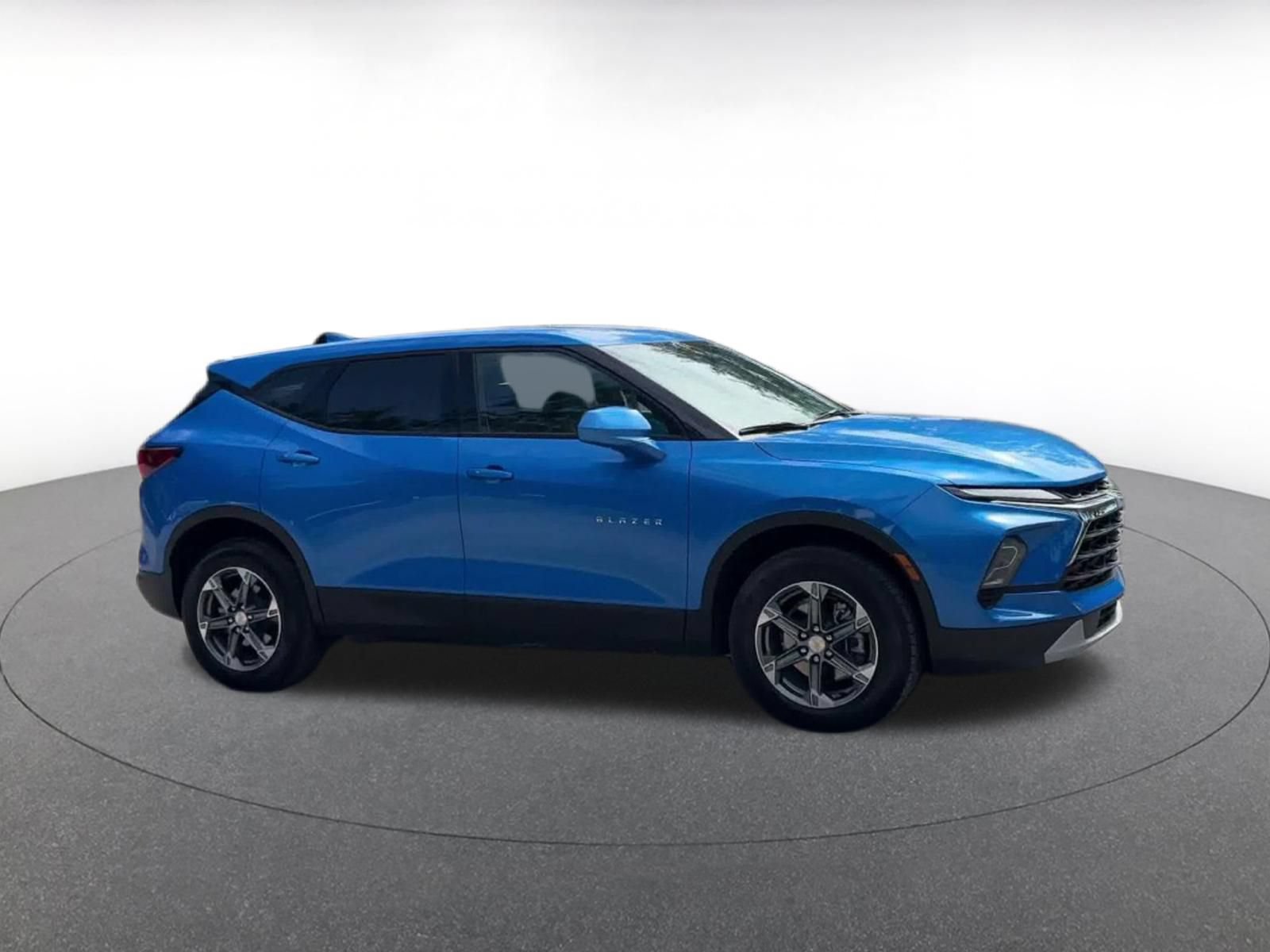 Used 2026 Chevrolet Blazer LT FWD image 2