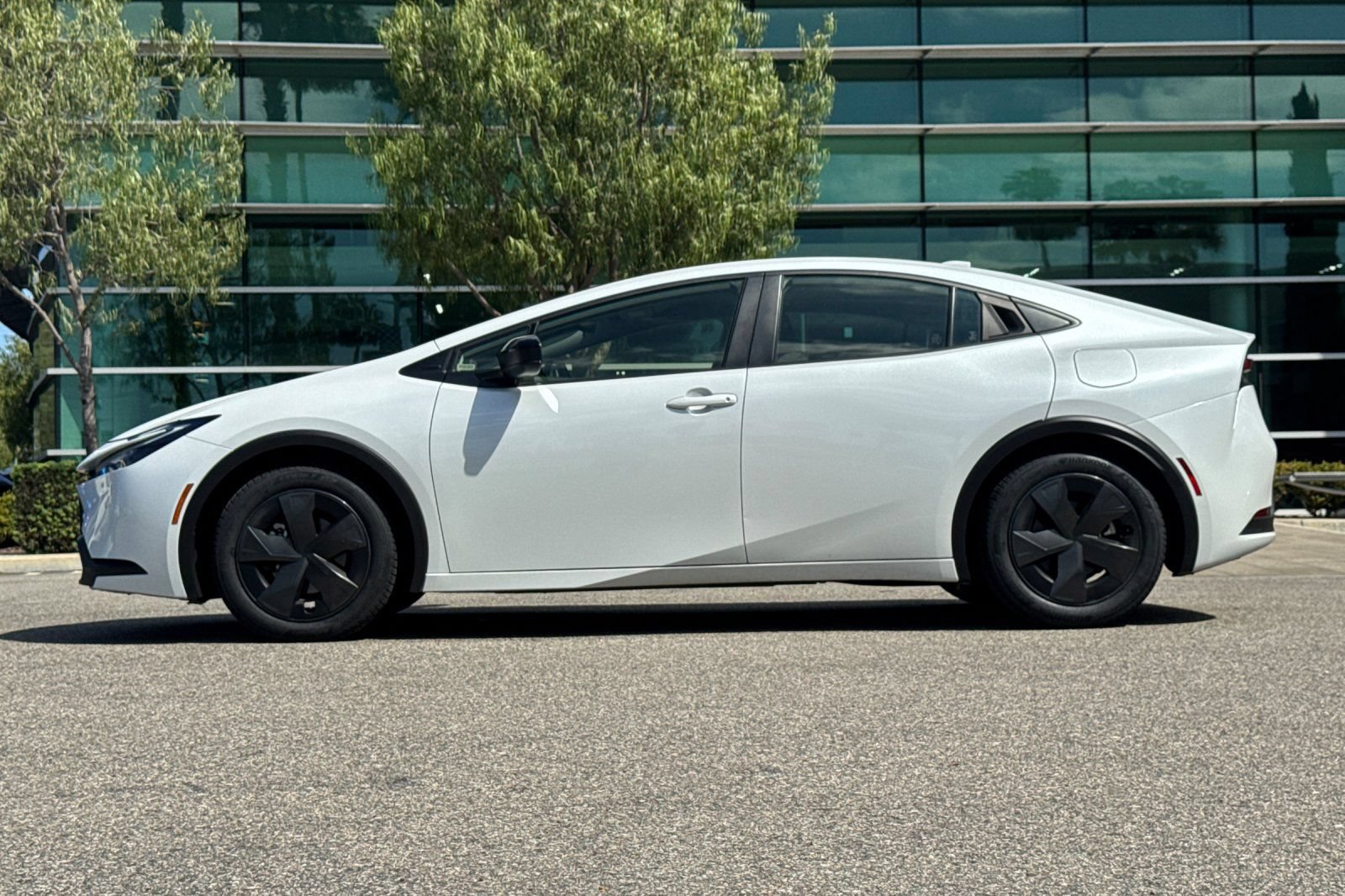 Used 2025 Toyota Prius LE FWD image 7