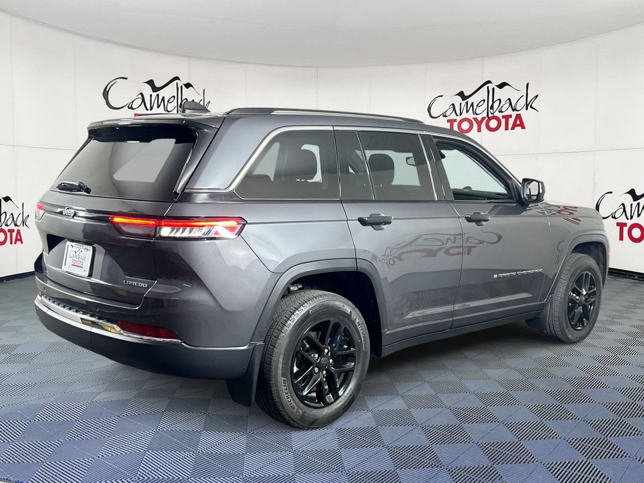Used 2023 Jeep Grand Cherokee Laredo X RWD image 7