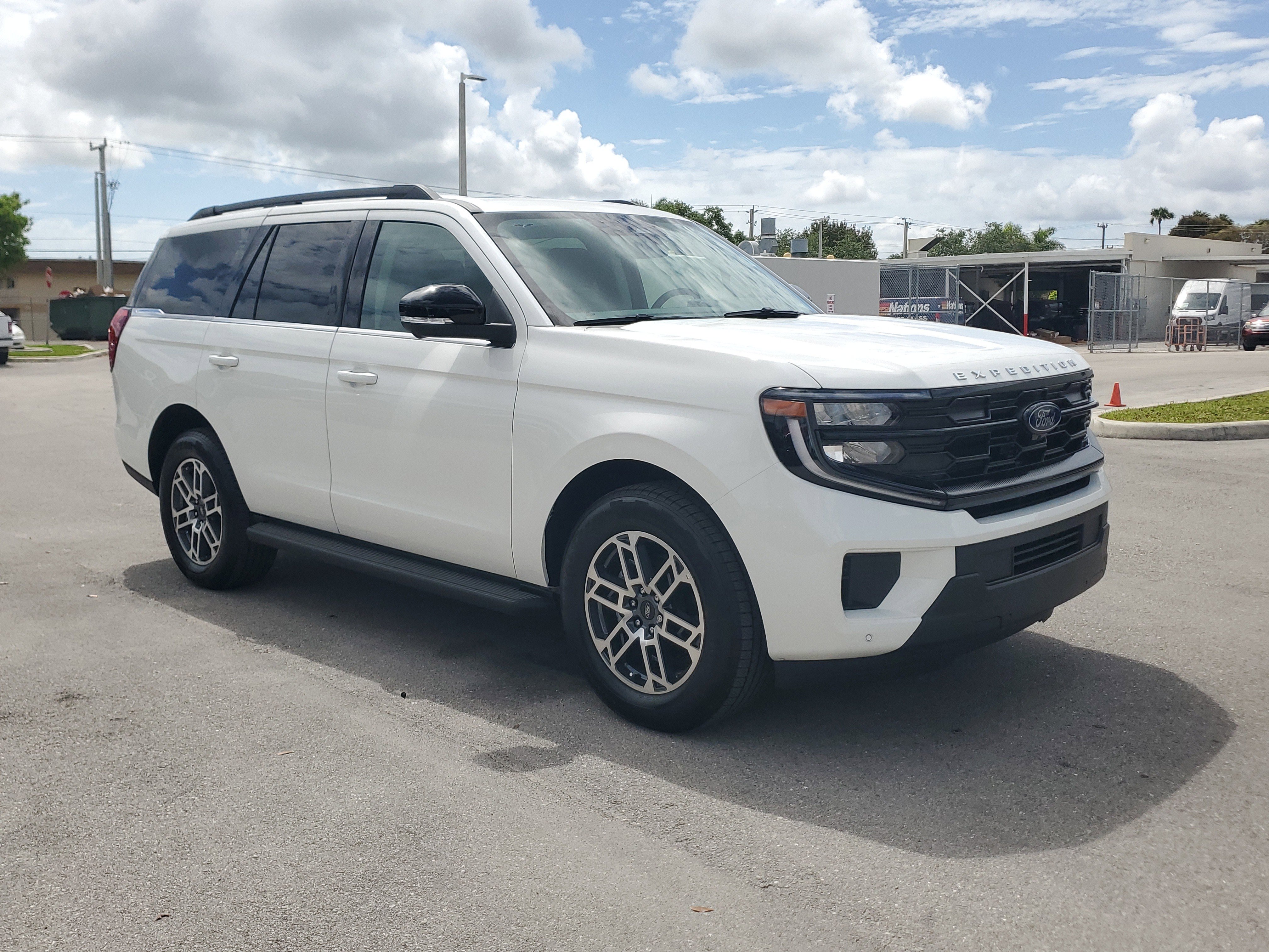 Used 2025 Ford Expedition Active RWD image 3