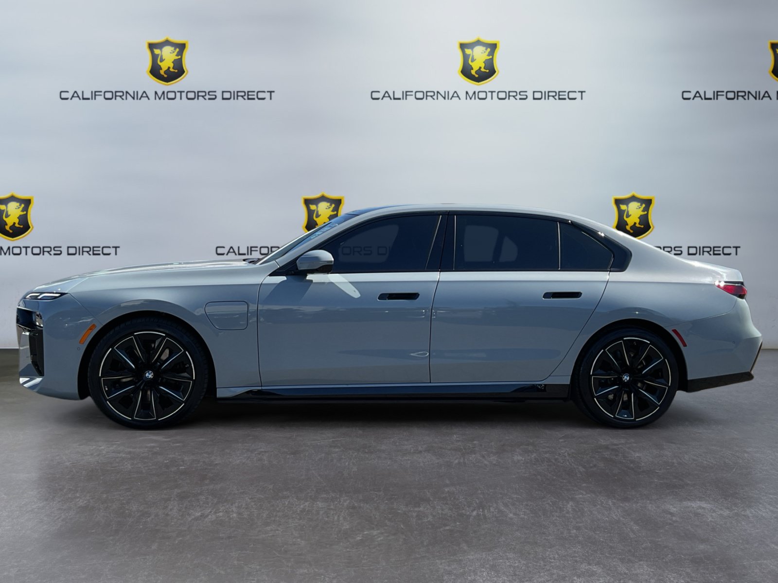 Used 2025 BMW 750e xDrive w/ Premium Package AWD/4WD image 8