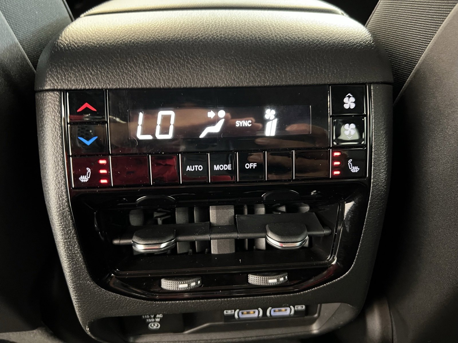 Used 2024 Jeep Grand Cherokee L Limited w/ Black Appearance Package image 40