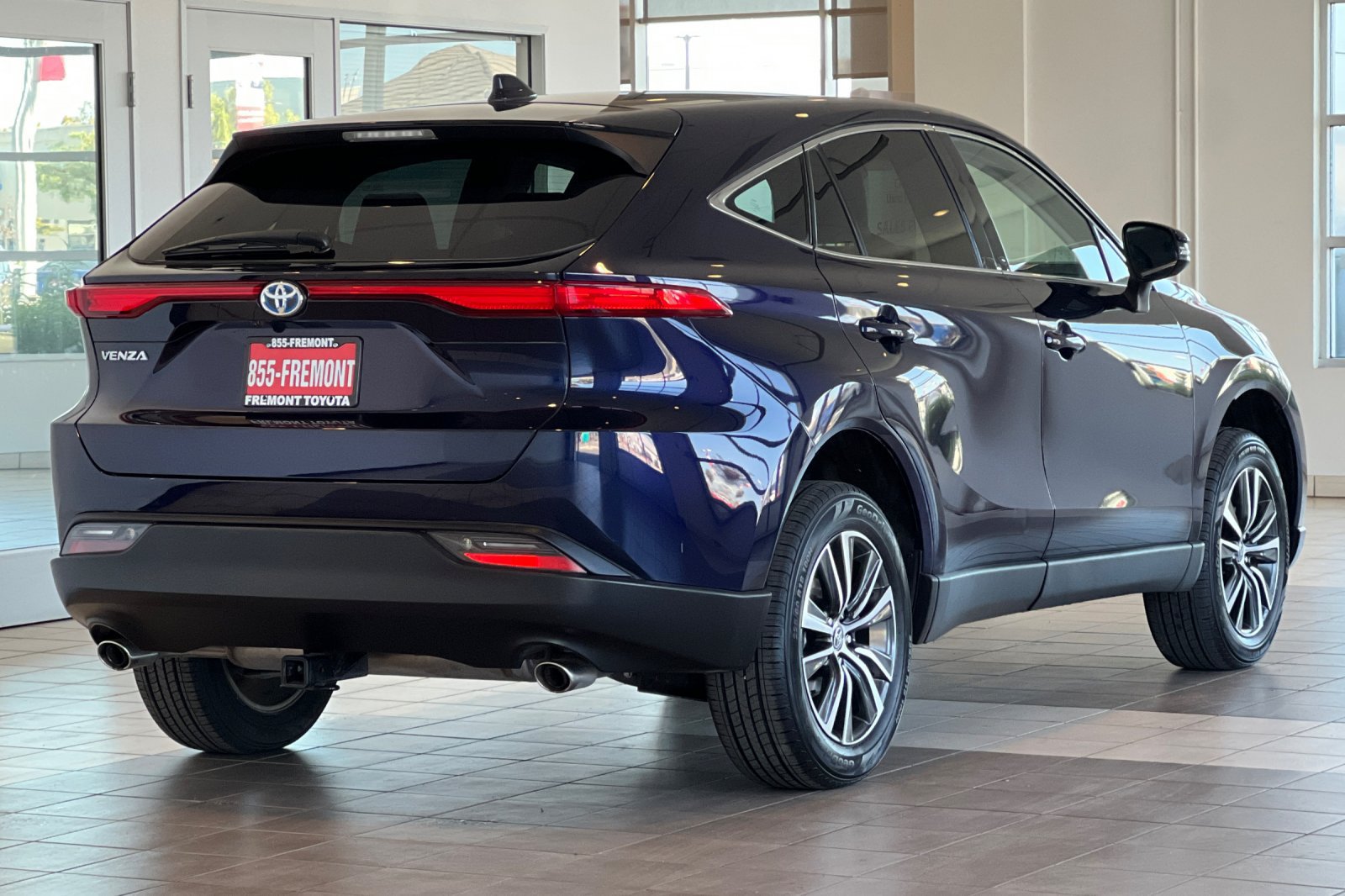 Certified 2024 Toyota Venza LE AWD/4WD image 4