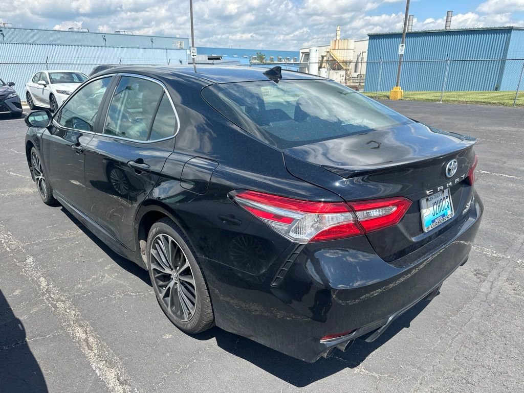 Used 2019 Toyota Camry SE w/ Sunroof Package FWD image 4