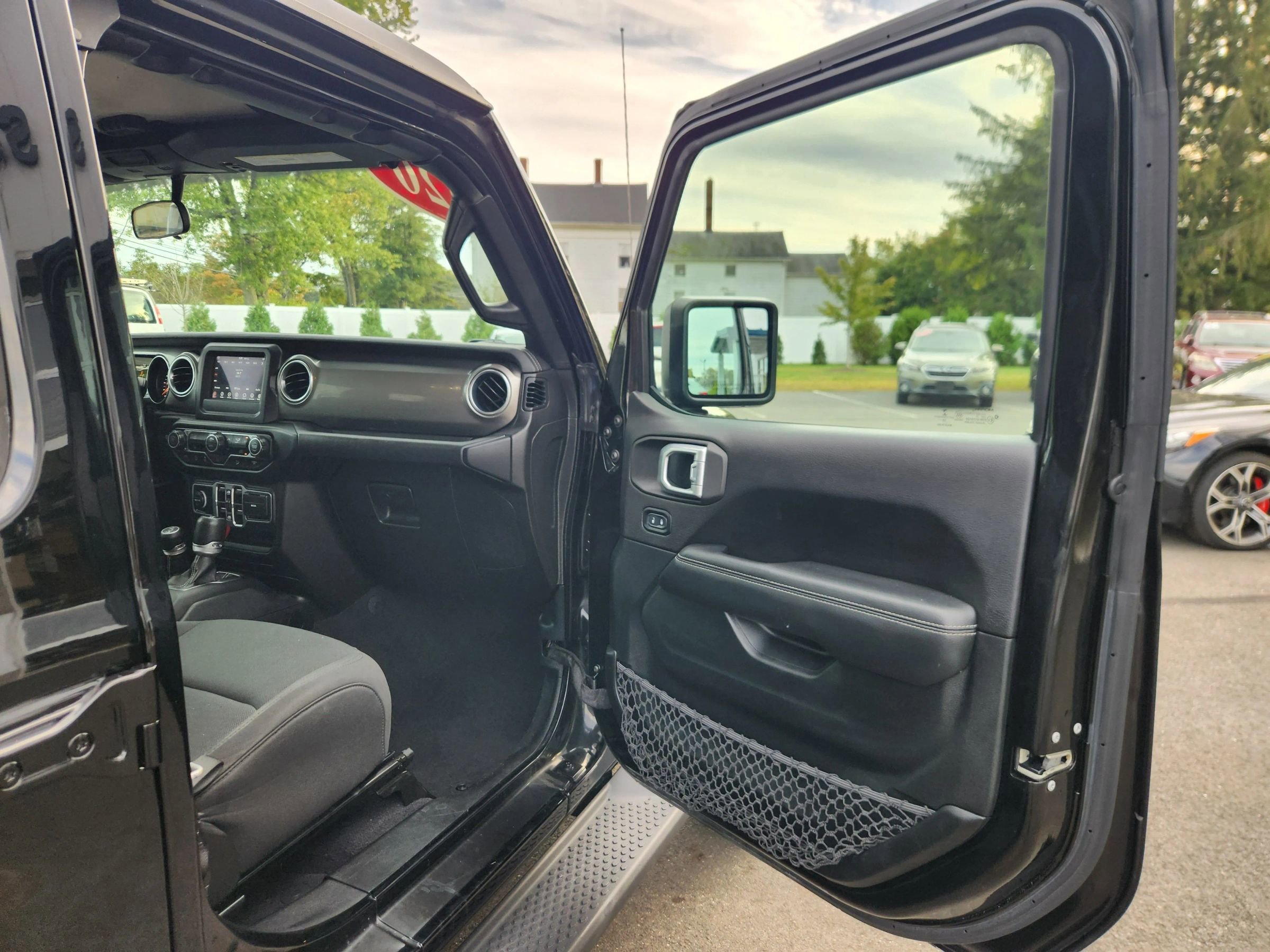 Used 2020 Jeep Wrangler Unlimited Sahara image 39