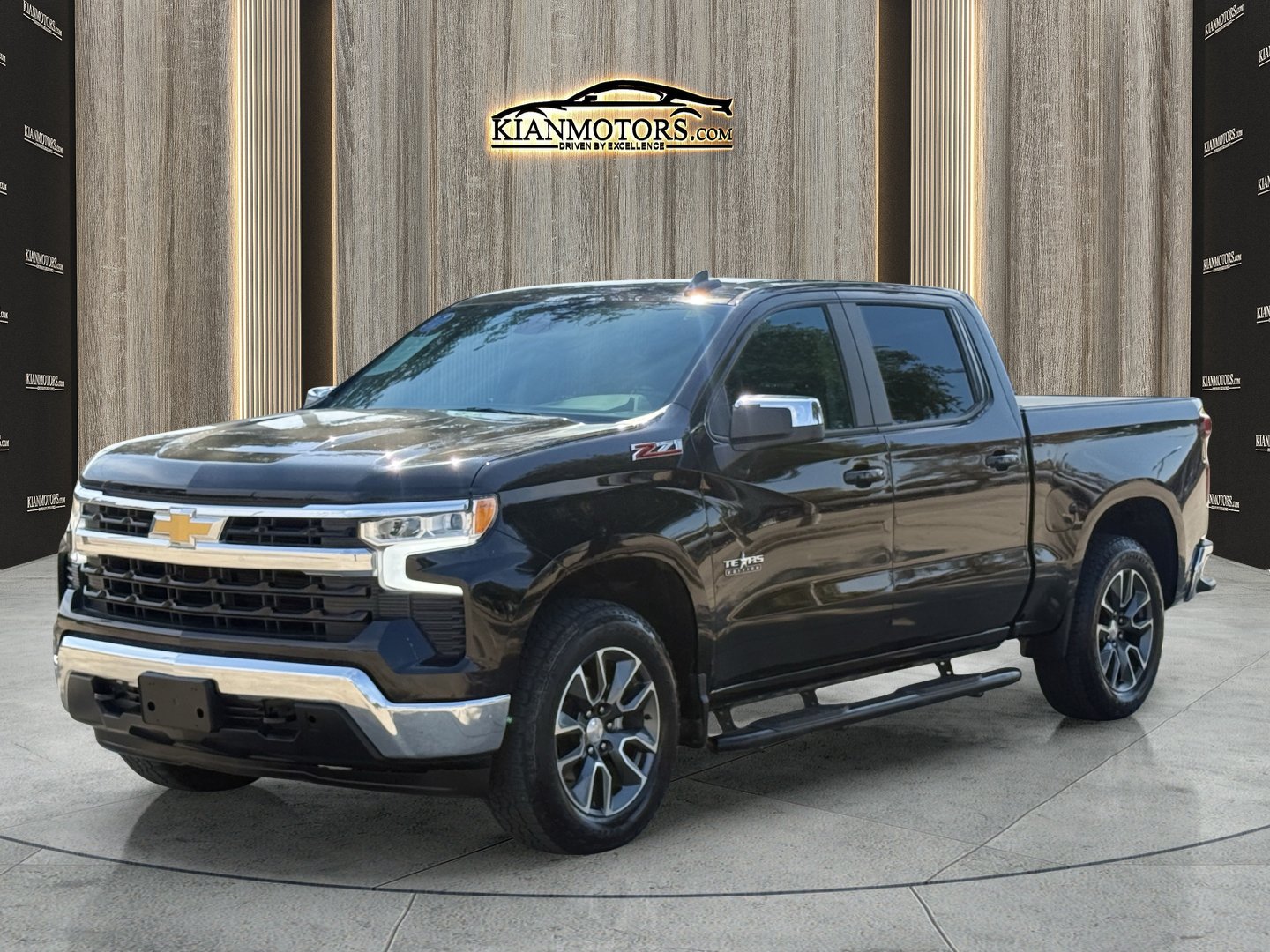 Used 2023 Chevrolet Silverado 1500 LT w/ Z71 Off-Road Package AWD/4WD image 3