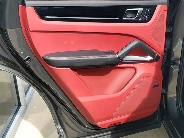 Used 2023 Porsche Cayenne Turbo AWD/4WD image 38