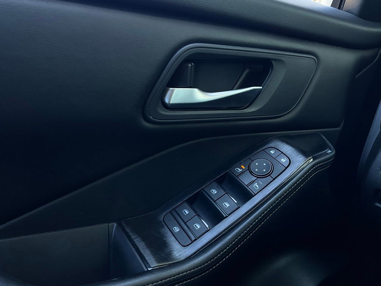 Used 2025 Nissan Rogue SV FWD image 21