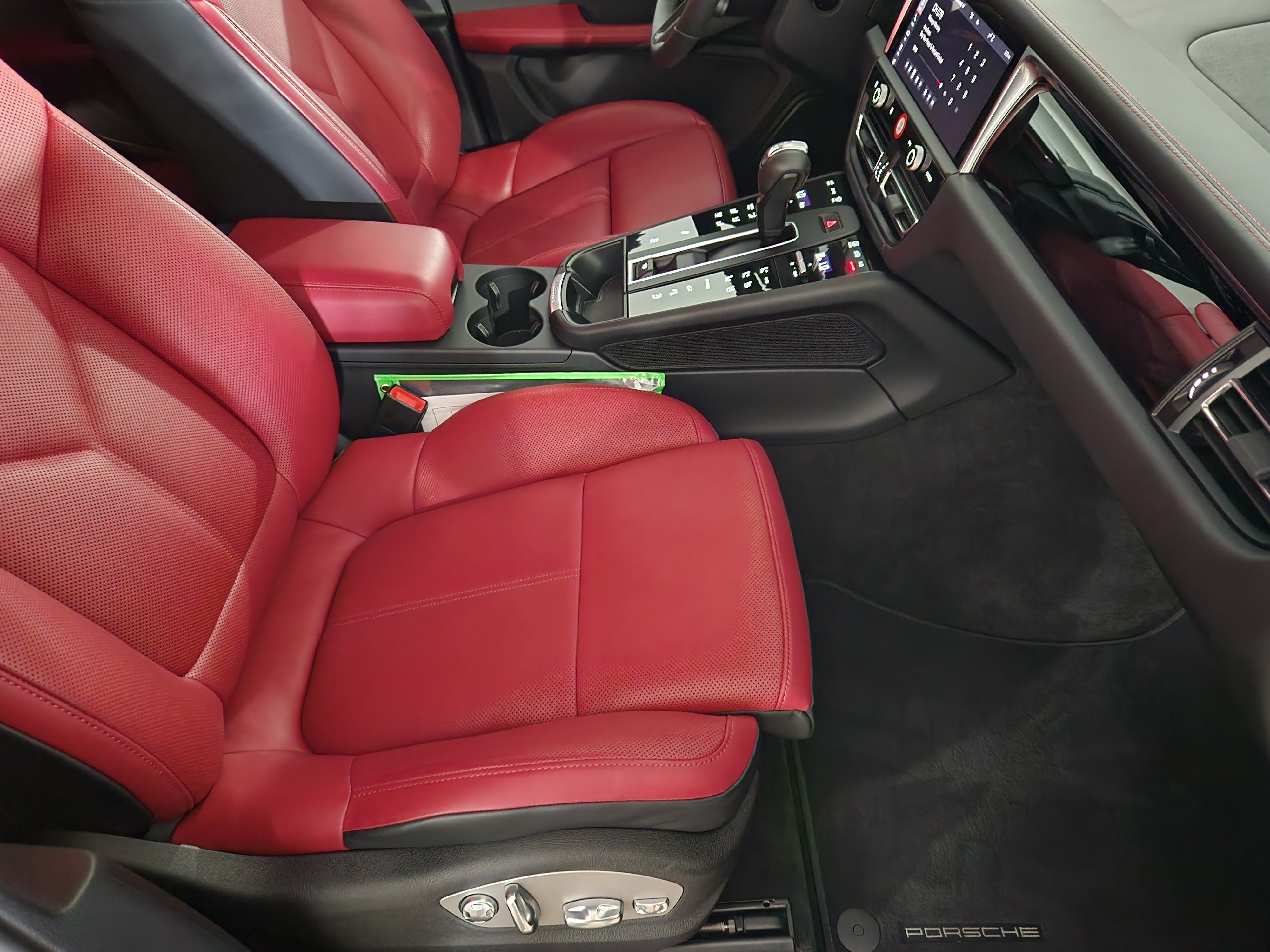 Certified 2026 Porsche Macan Turbo AWD/4WD image 16