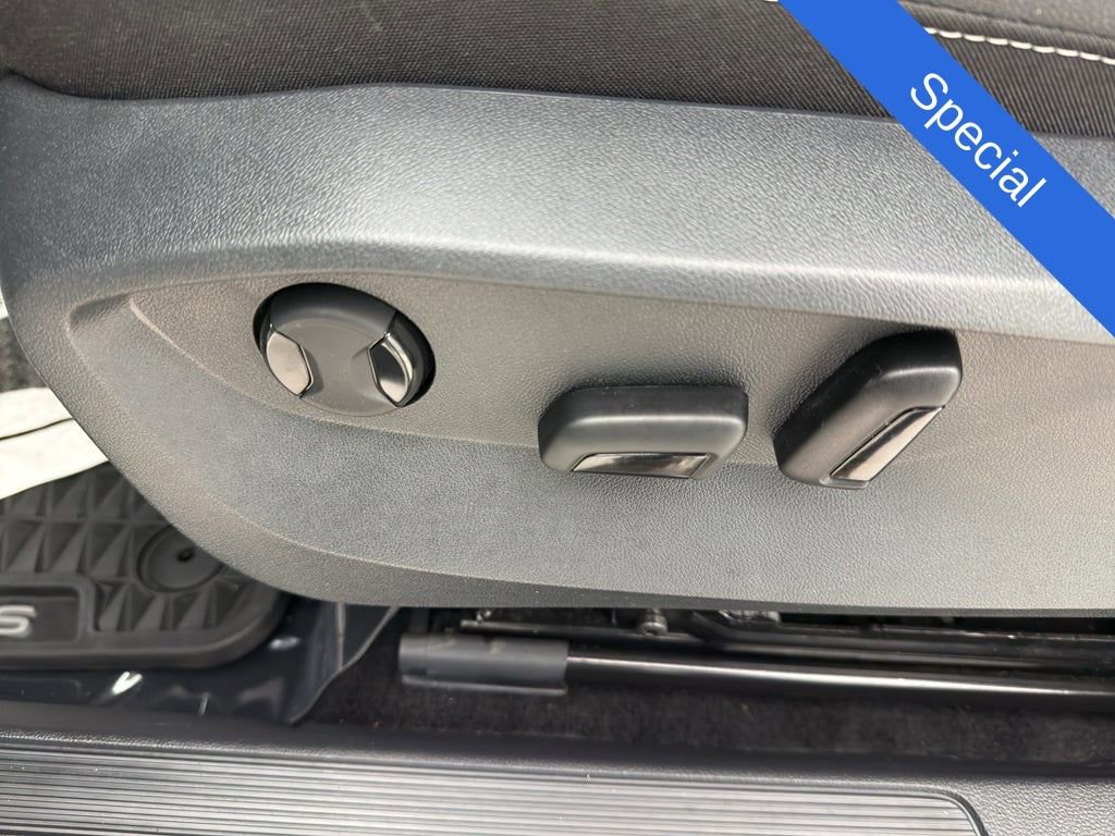 Used 2024 Volkswagen Taos SE image 17