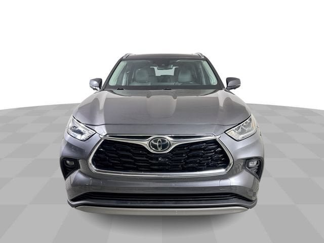 Used 2023 Toyota Highlander Platinum FWD image 3