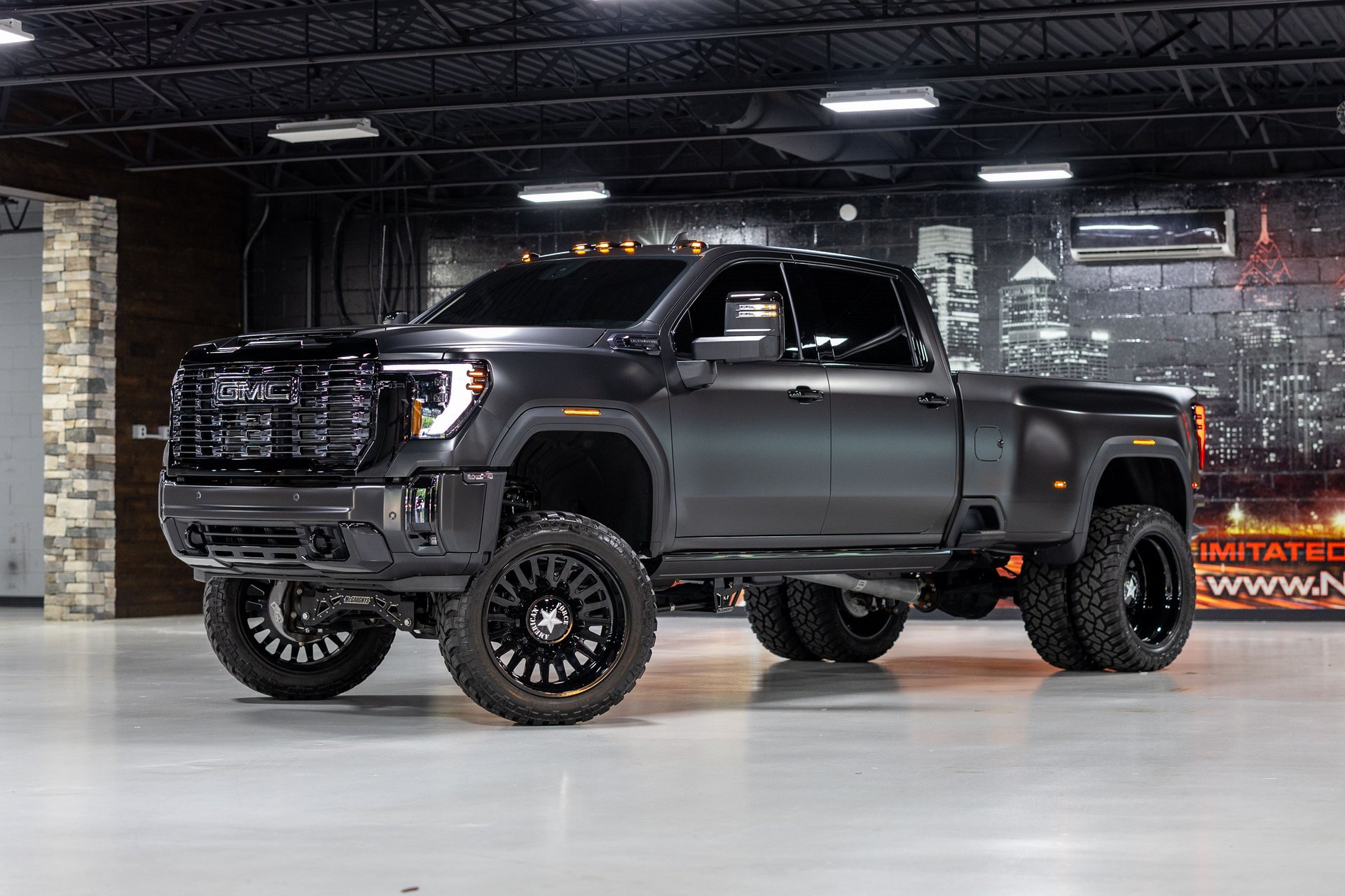Used 2026 GMC Sierra 3500 Denali Ultimate AWD/4WD image 2