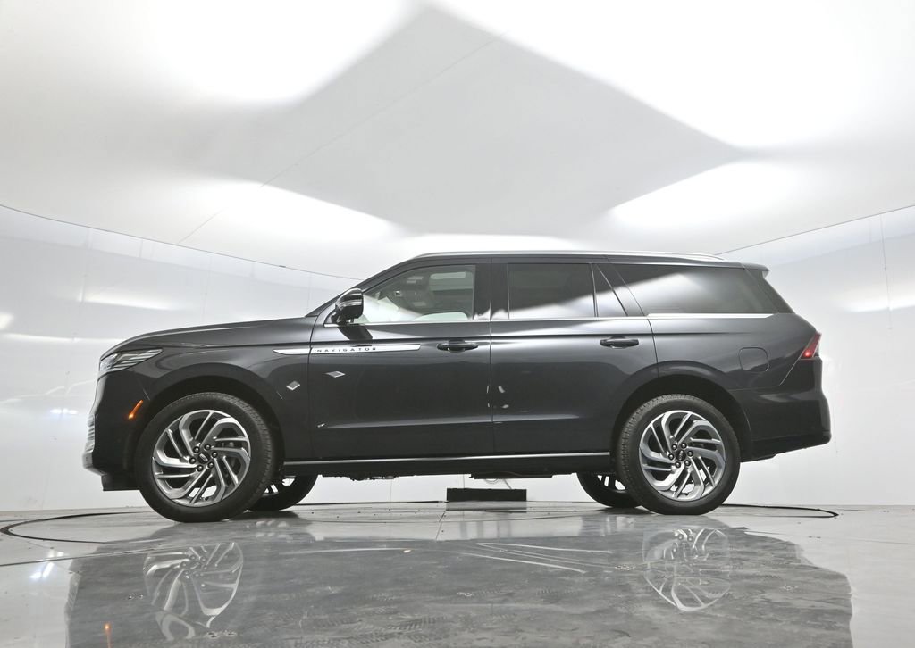 Used 2025 Lincoln Navigator Reserve image 59