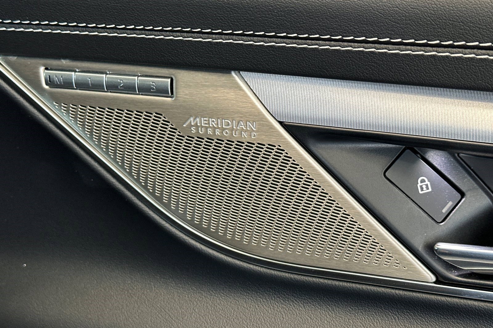 Used 2022 Jaguar XF R-Dynamic SE image 16