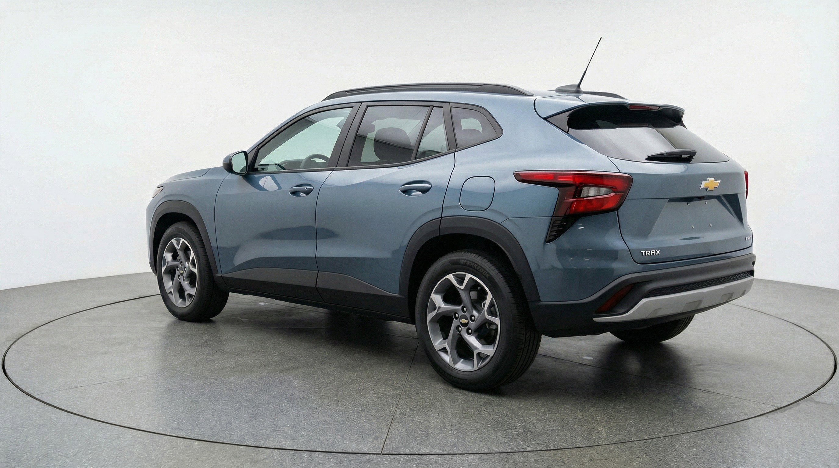 Used 2025 Chevrolet Trax LT FWD image 6