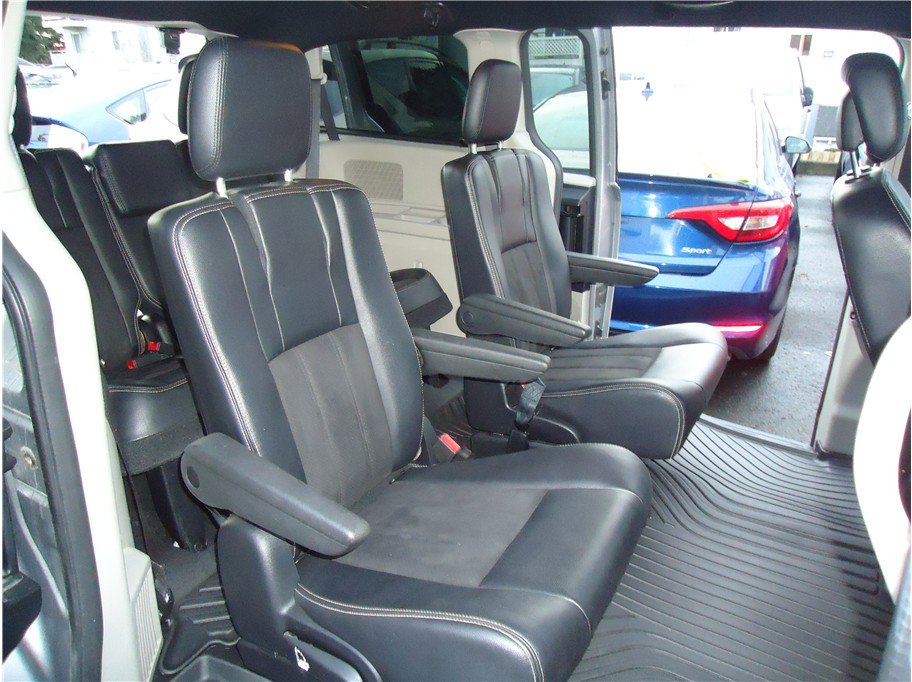 Used 2019 Dodge Grand Caravan SXT FWD image 13
