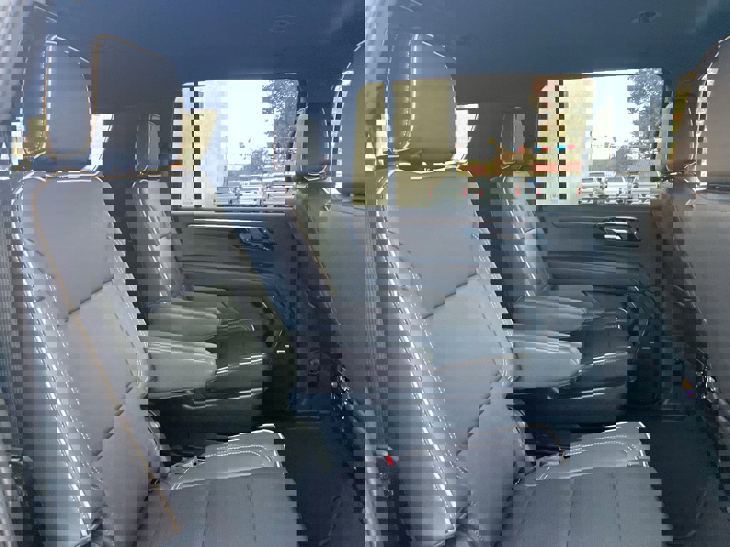 Used 2025 Chevrolet Suburban Premier image 19