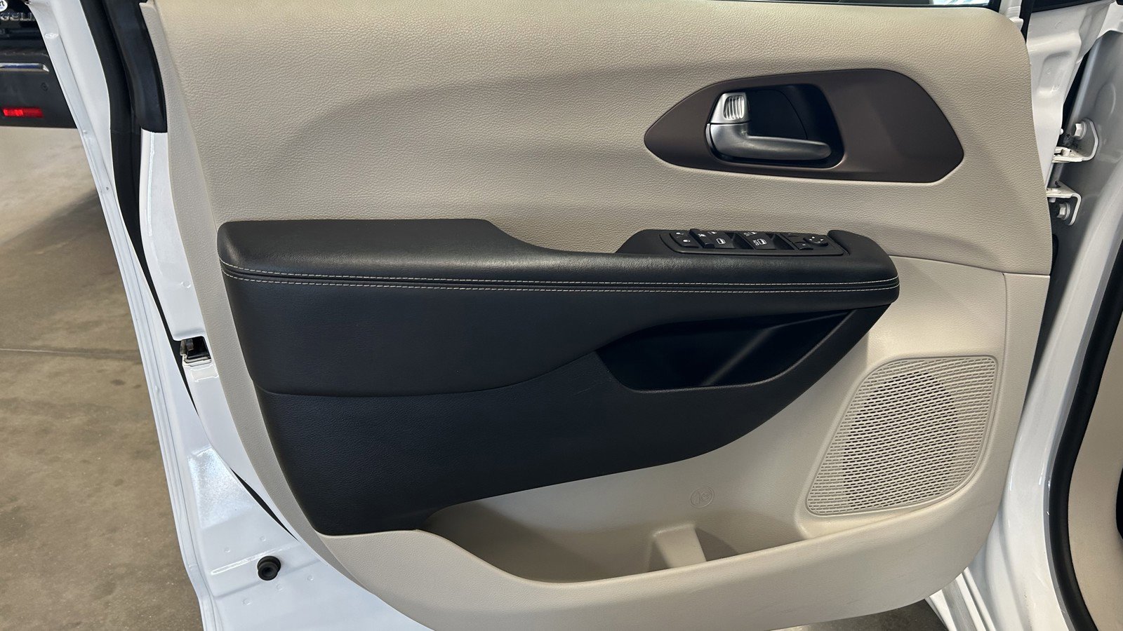 Used 2023 Chrysler Voyager LX image 11