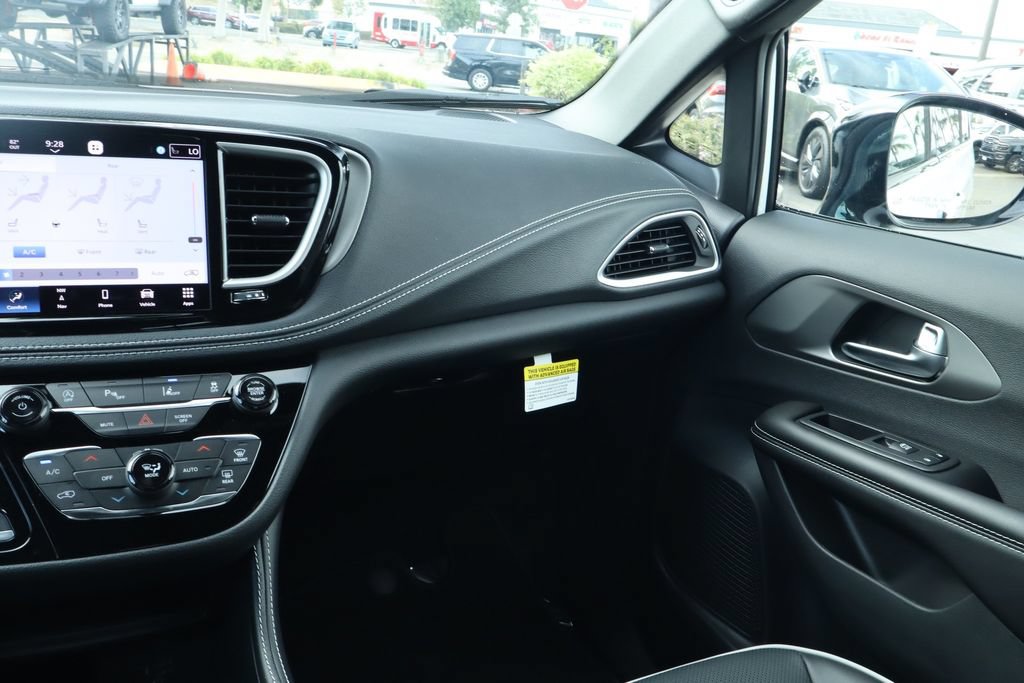 New 2027 Chrysler Pacifica Limited AWD/4WD image 26