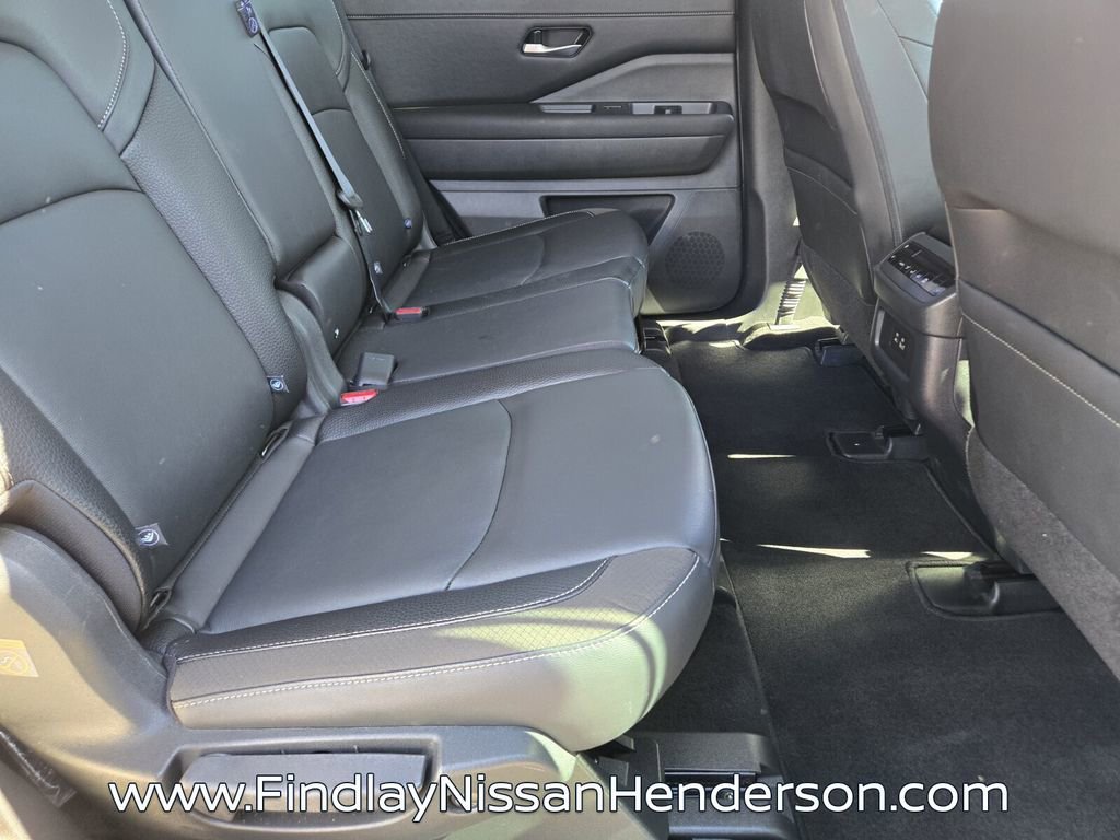 Used 2025 Nissan Pathfinder SL image 16