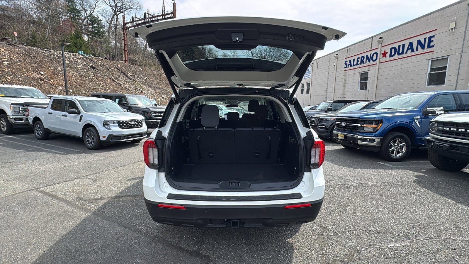 Used 2025 Ford Explorer Active AWD/4WD image 11
