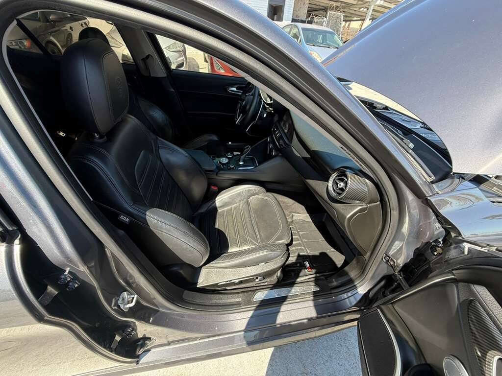 Used 2017 Alfa Romeo Giulia Ti w/ TI 19" Sport Package AWD/4WD image 11