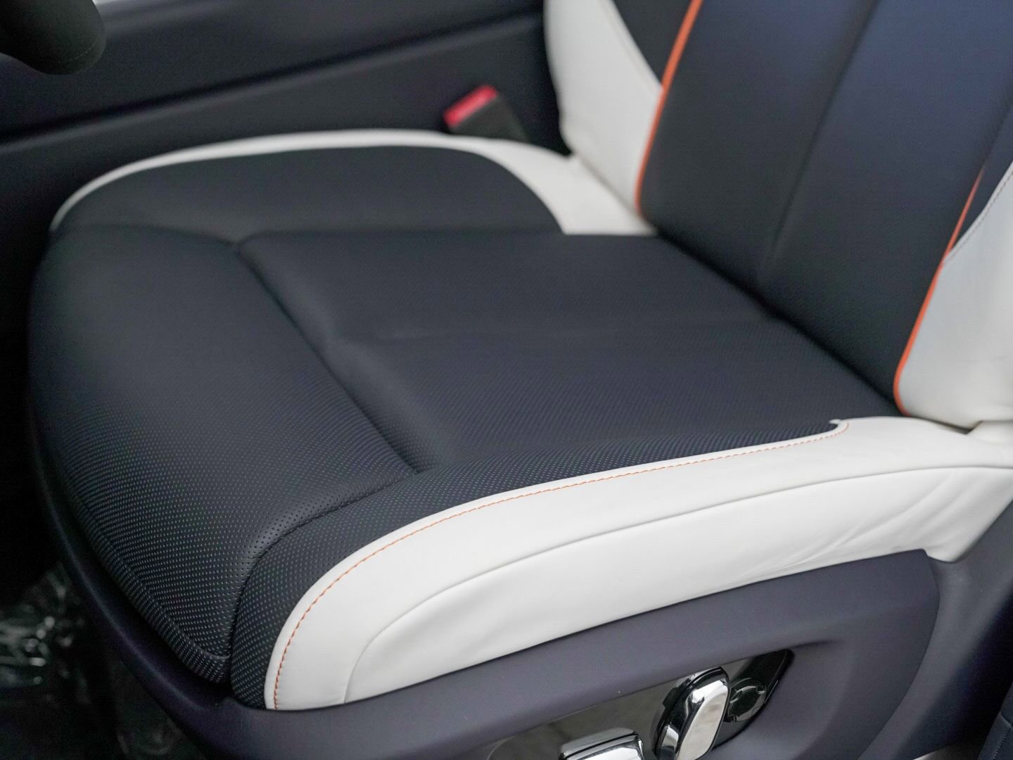 New 2026 Rolls-Royce Cullinan Black Badge image 15