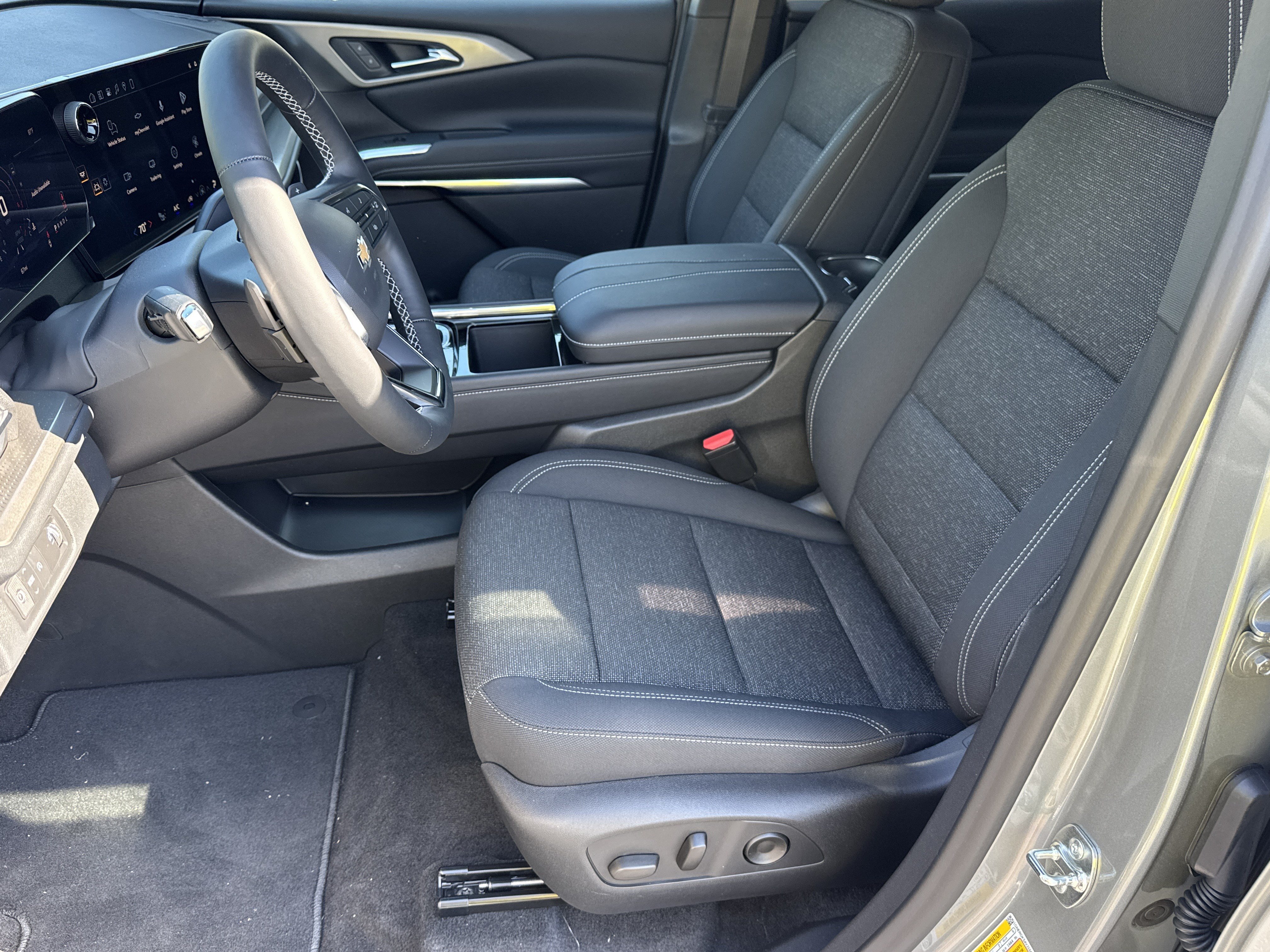 New 2027 Chevrolet Traverse LT FWD image 9