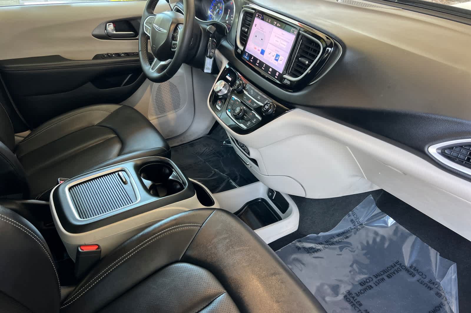 Used 2024 Chrysler Pacifica Touring-L FWD image 18