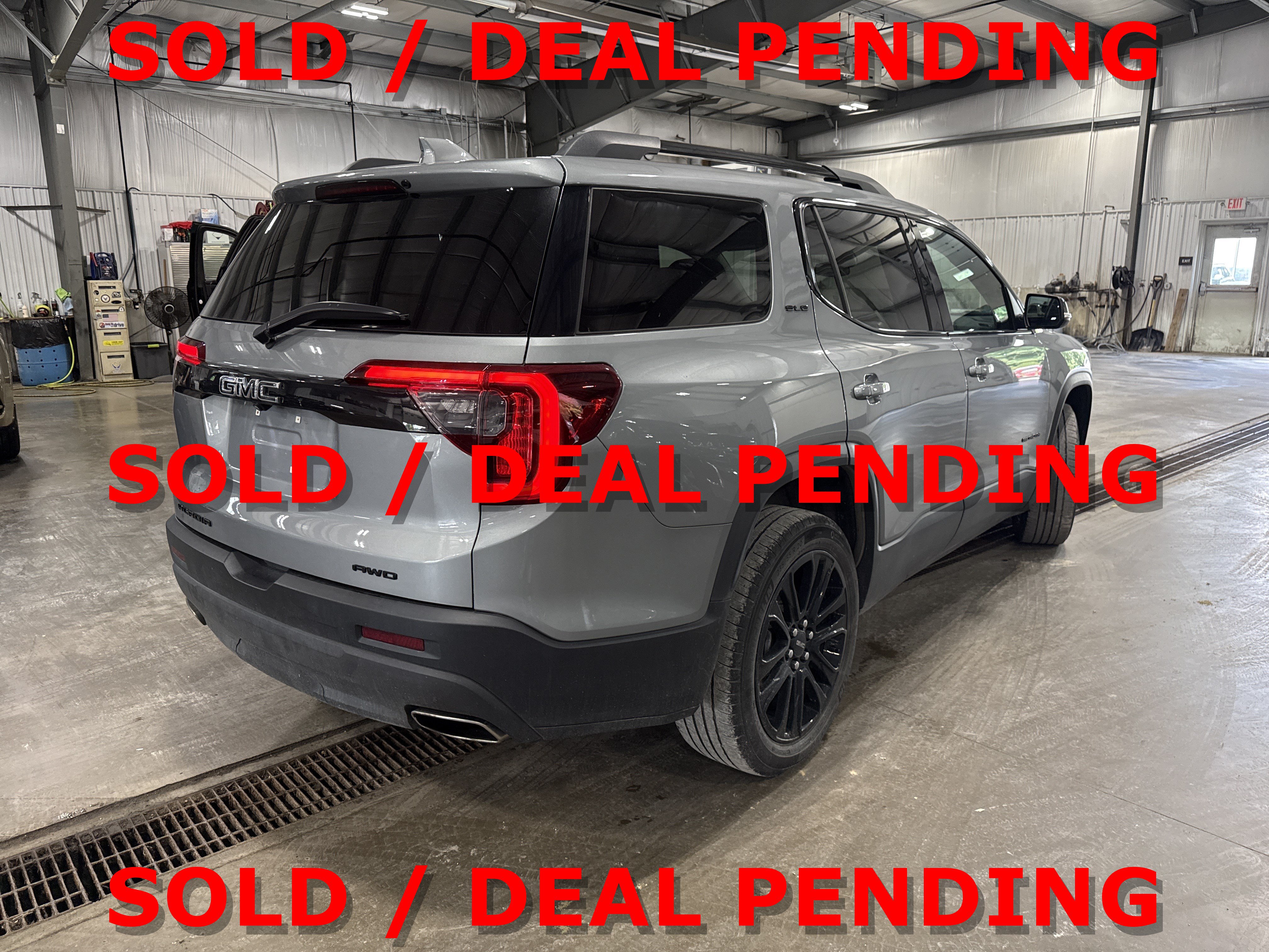 Used 2023 GMC Acadia SLE w/ Driver Convenience Package AWD/4WD image 3