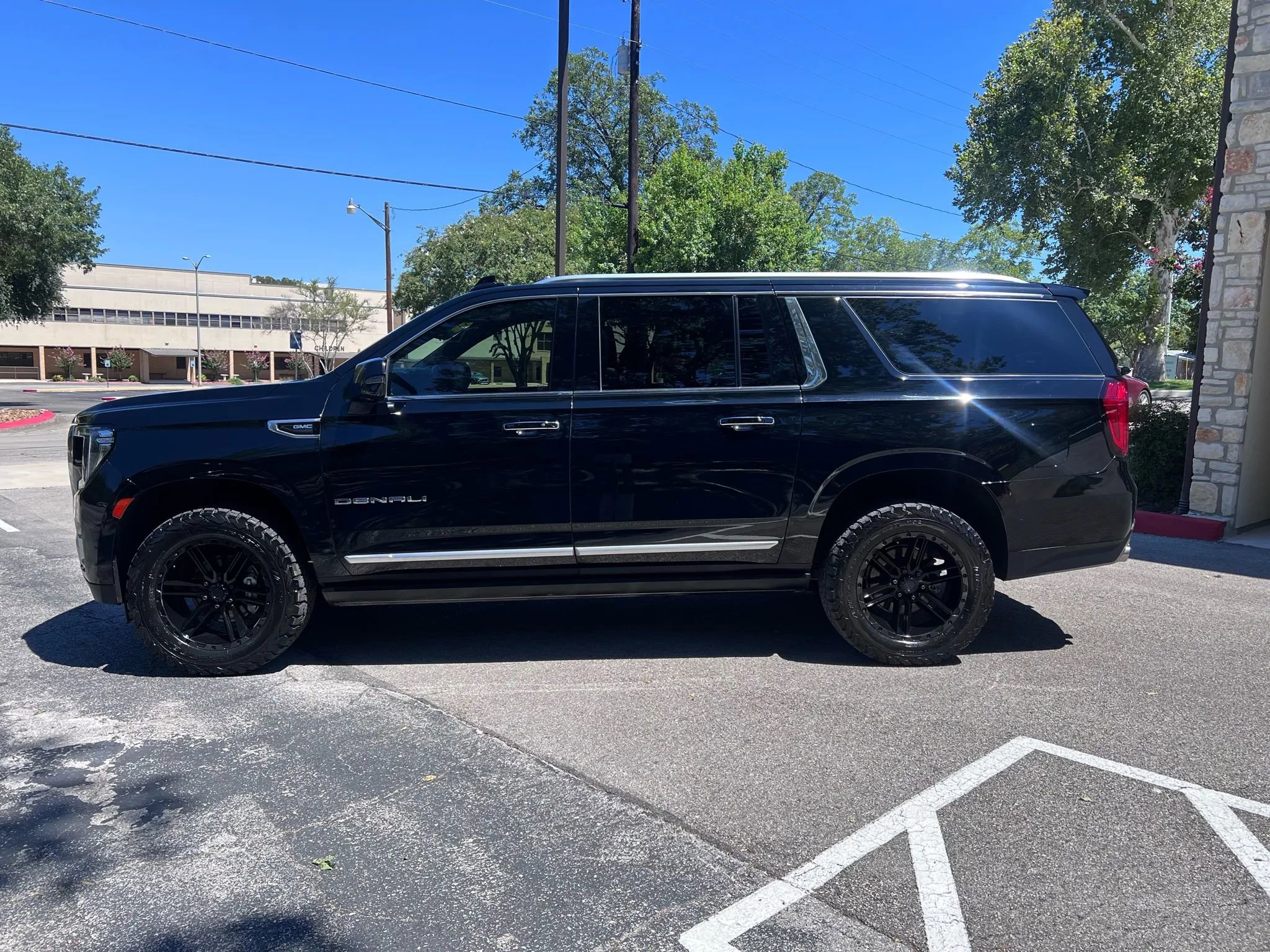 Used 2021 GMC Yukon XL Denali w/ Denali Premium Package image 8