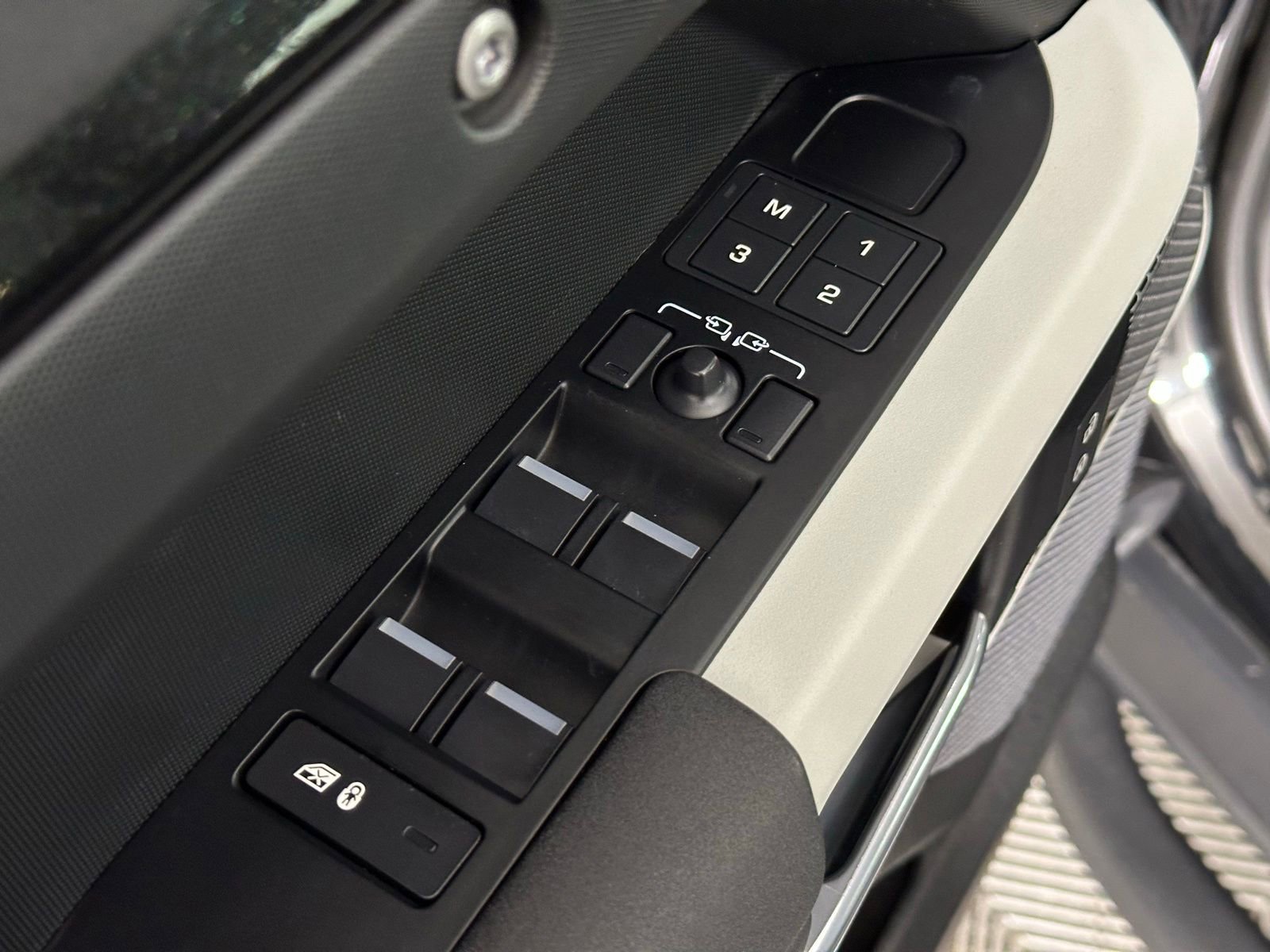 Used 2023 Land Rover Defender 110 S AWD/4WD image 37