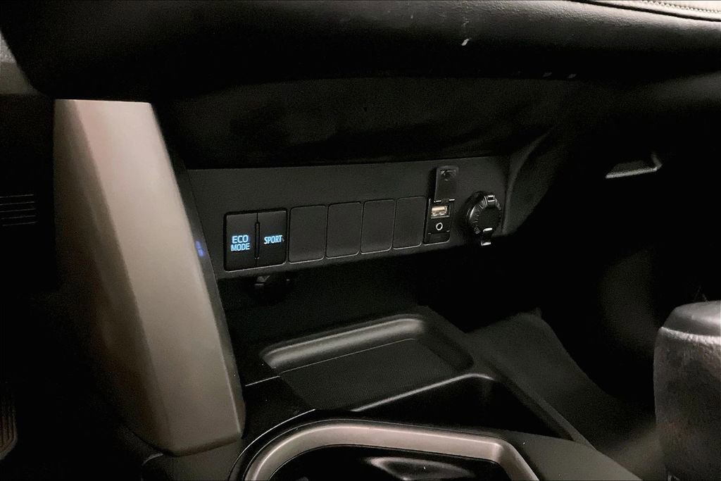 Used 2018 Toyota RAV4 XLE AWD/4WD image 16