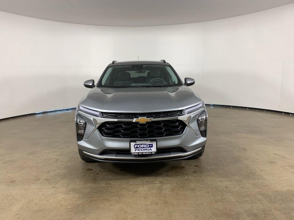 Used 2025 Chevrolet Trax LT image 3