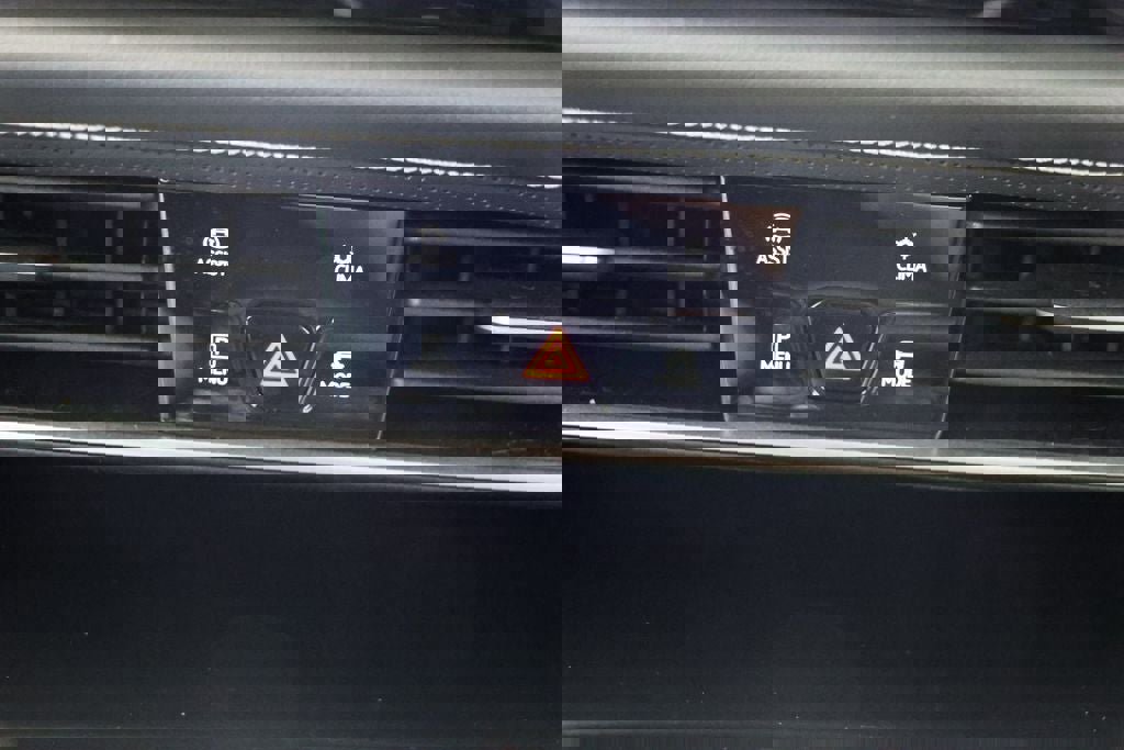 Used 2025 Volkswagen Atlas Cross Sport SE image 24