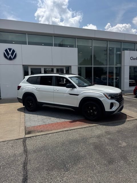 Used 2024 Volkswagen Atlas Peak Edition SEL AWD/4WD image 3