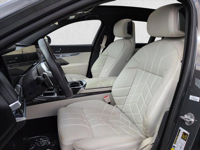 Used 2023 BMW i7 xDrive60 AWD/4WD image 17