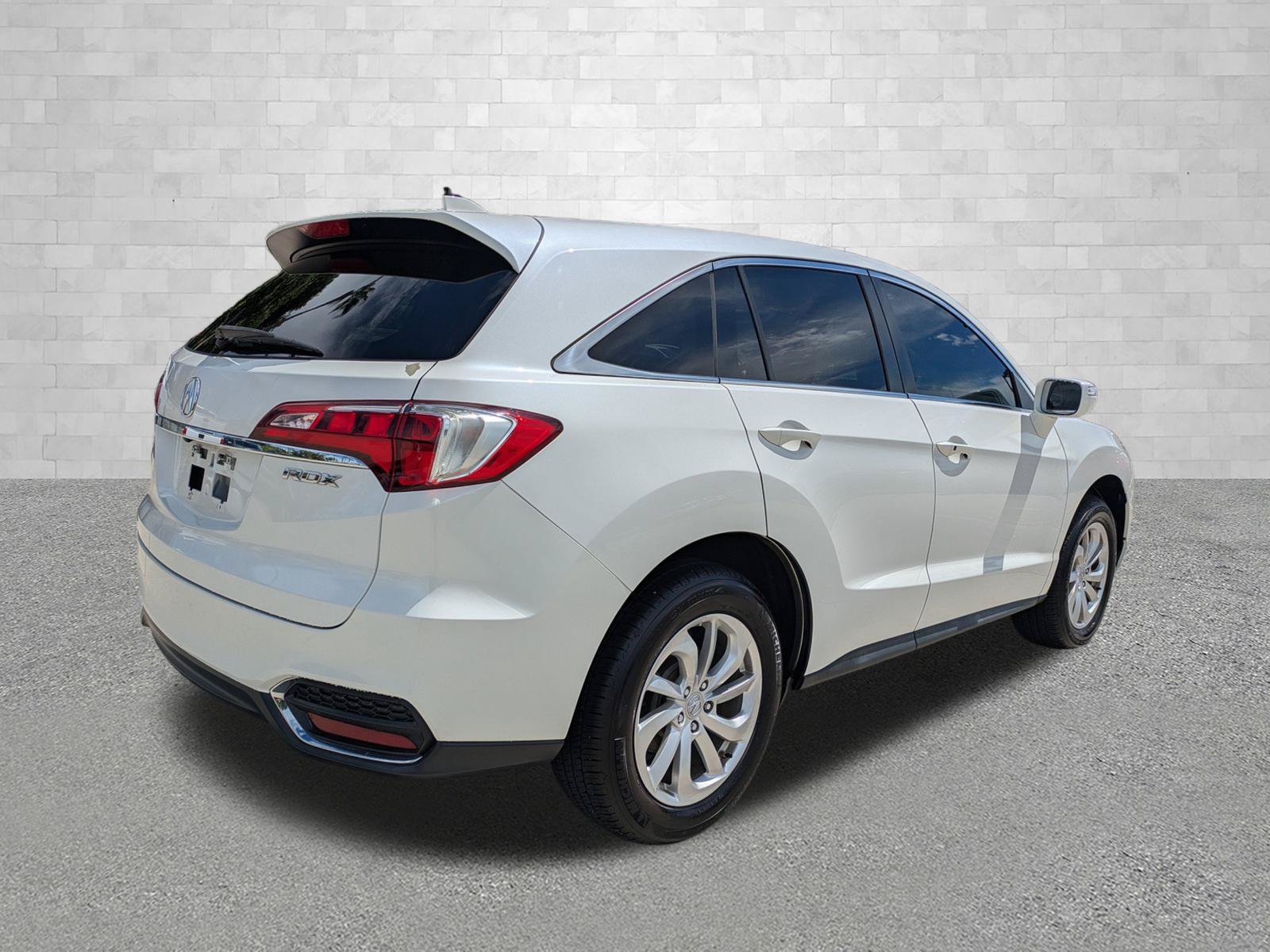 Used 2017 Acura RDX w/ AcuraWatch Plus Package FWD image 2