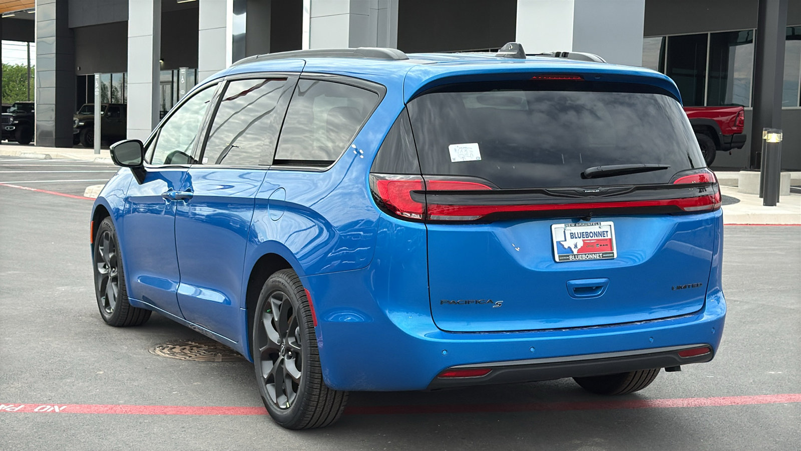 New 2026 Chrysler Pacifica Limited FWD image 3