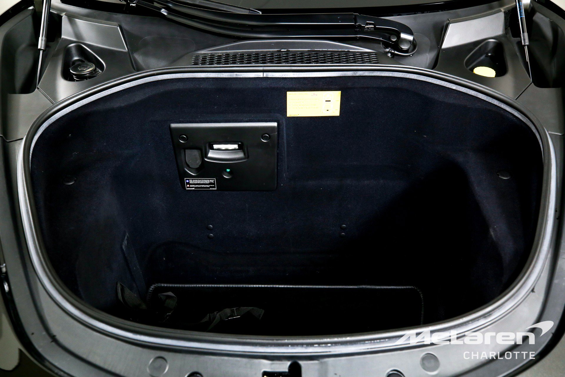 Used 2023 McLaren Artura image 17