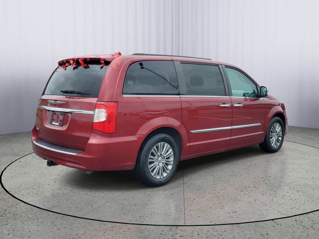 Used 2016 Chrysler Town & Country Touring-L image 3
