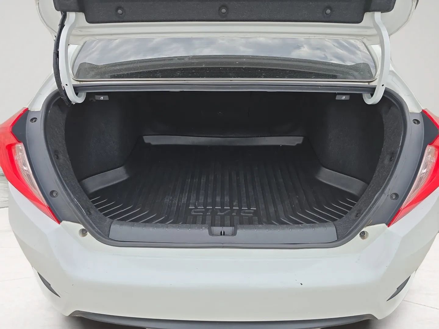 Used 2018 Honda Civic EX-L image 10