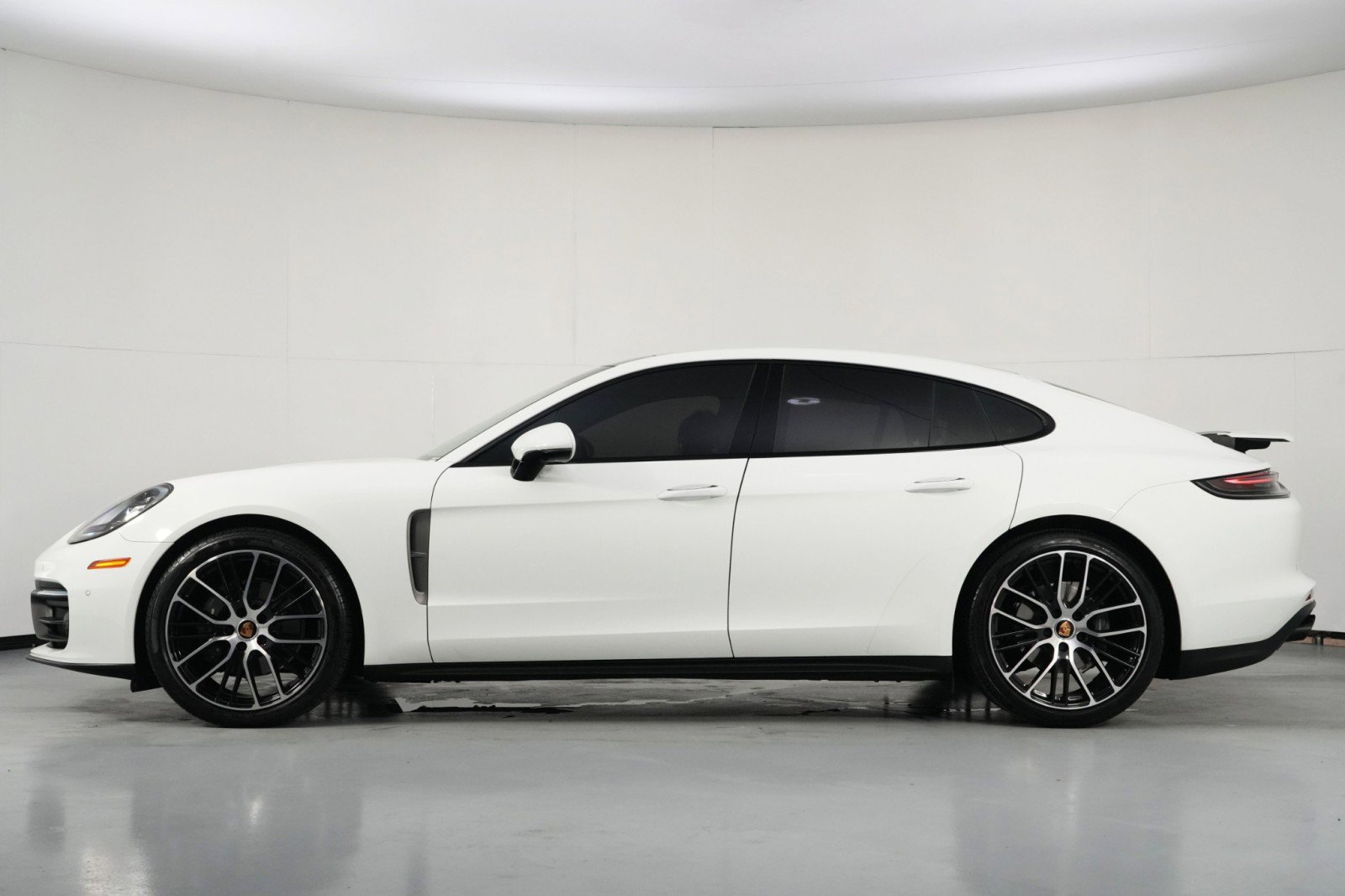 Used 2023 Porsche Panamera Platinum Edition w/ Smoking Package image 9