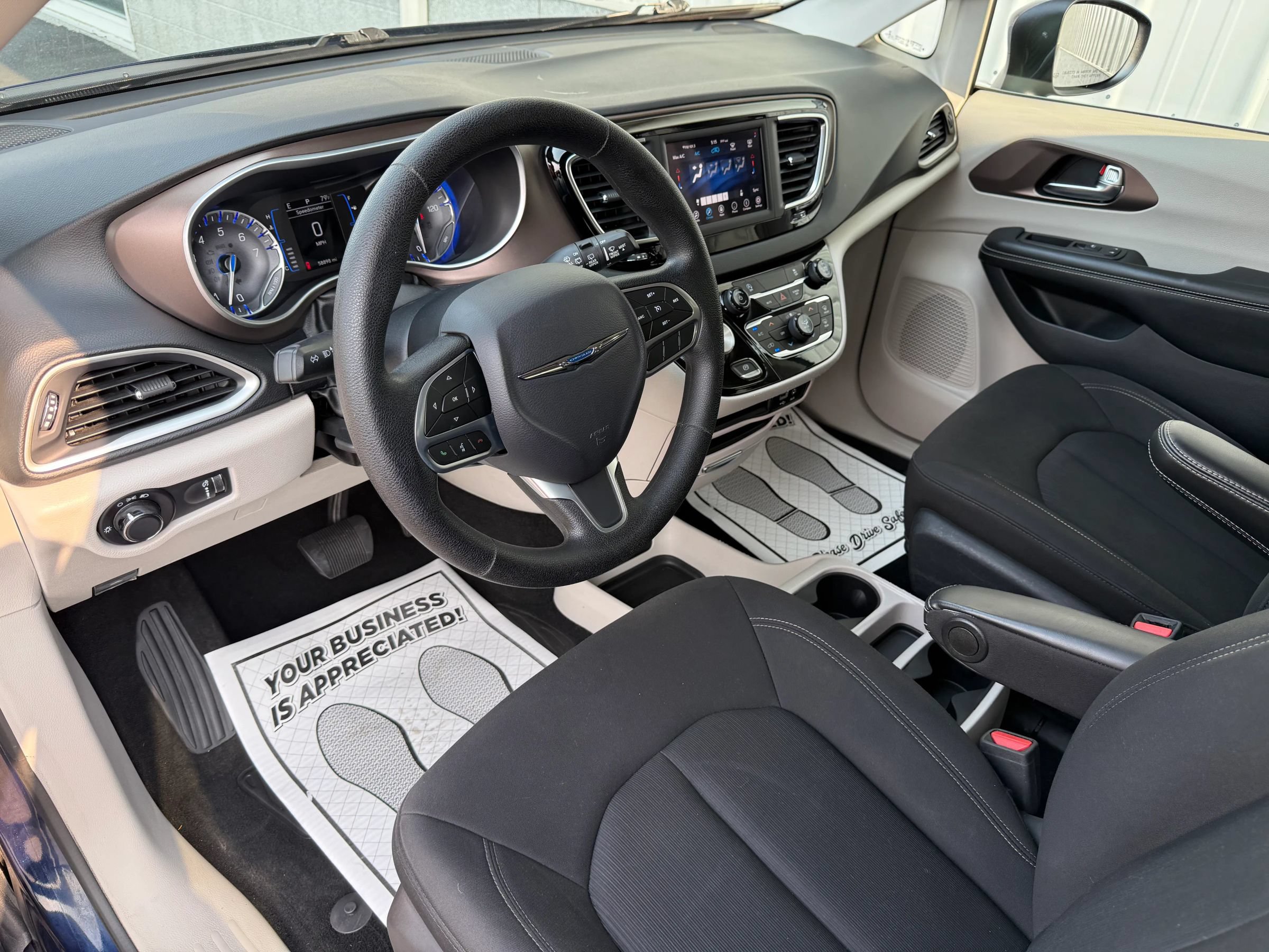 Used 2020 Chrysler Voyager L FWD image 27