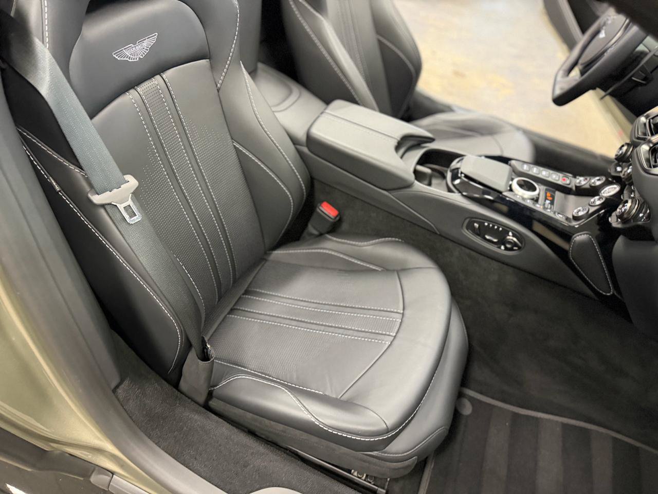 Used 2023 Aston Martin V8 Vantage Roadster RWD image 36