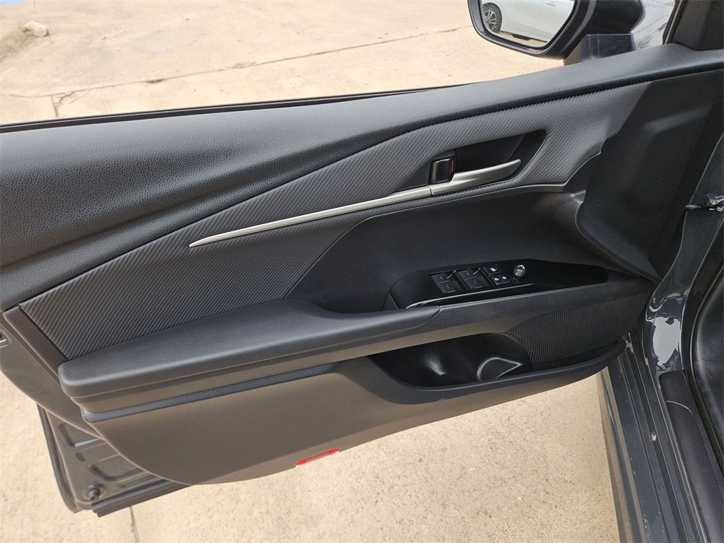 Used 2025 Toyota Camry SE image 14