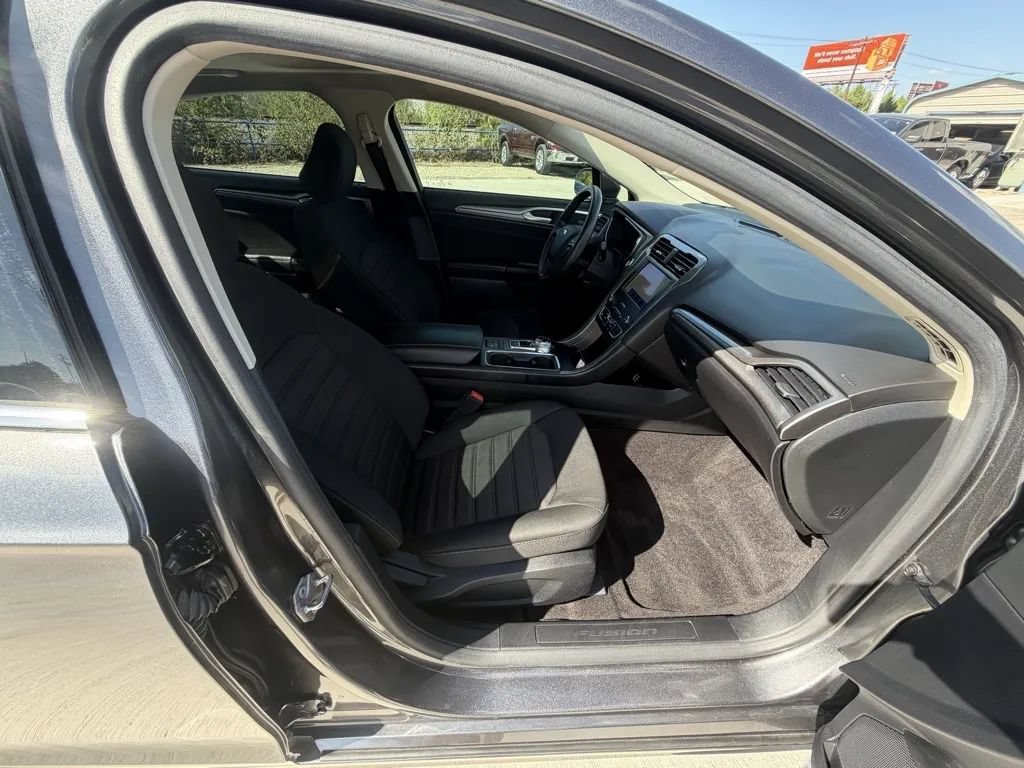 Used 2020 Ford Fusion SE FWD image 28